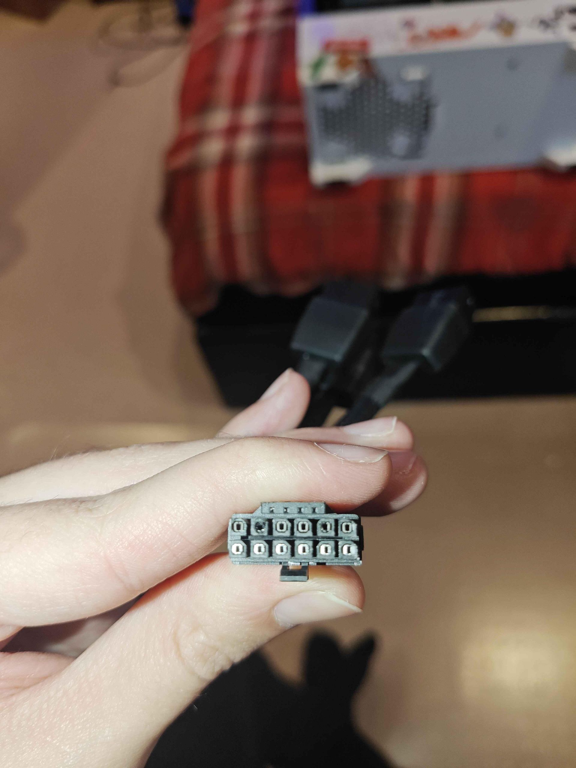 ذوب شدن کانکتور ۱۶ پین در کارت گرافیک Radeon RX 9070 XT شرکت AMD