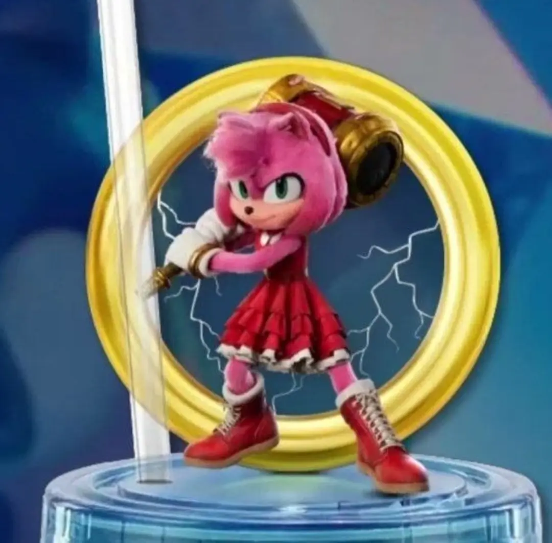 شخصیت امی رز (Amy Rose) با لباس قرمز و پتک در قاب طلایی