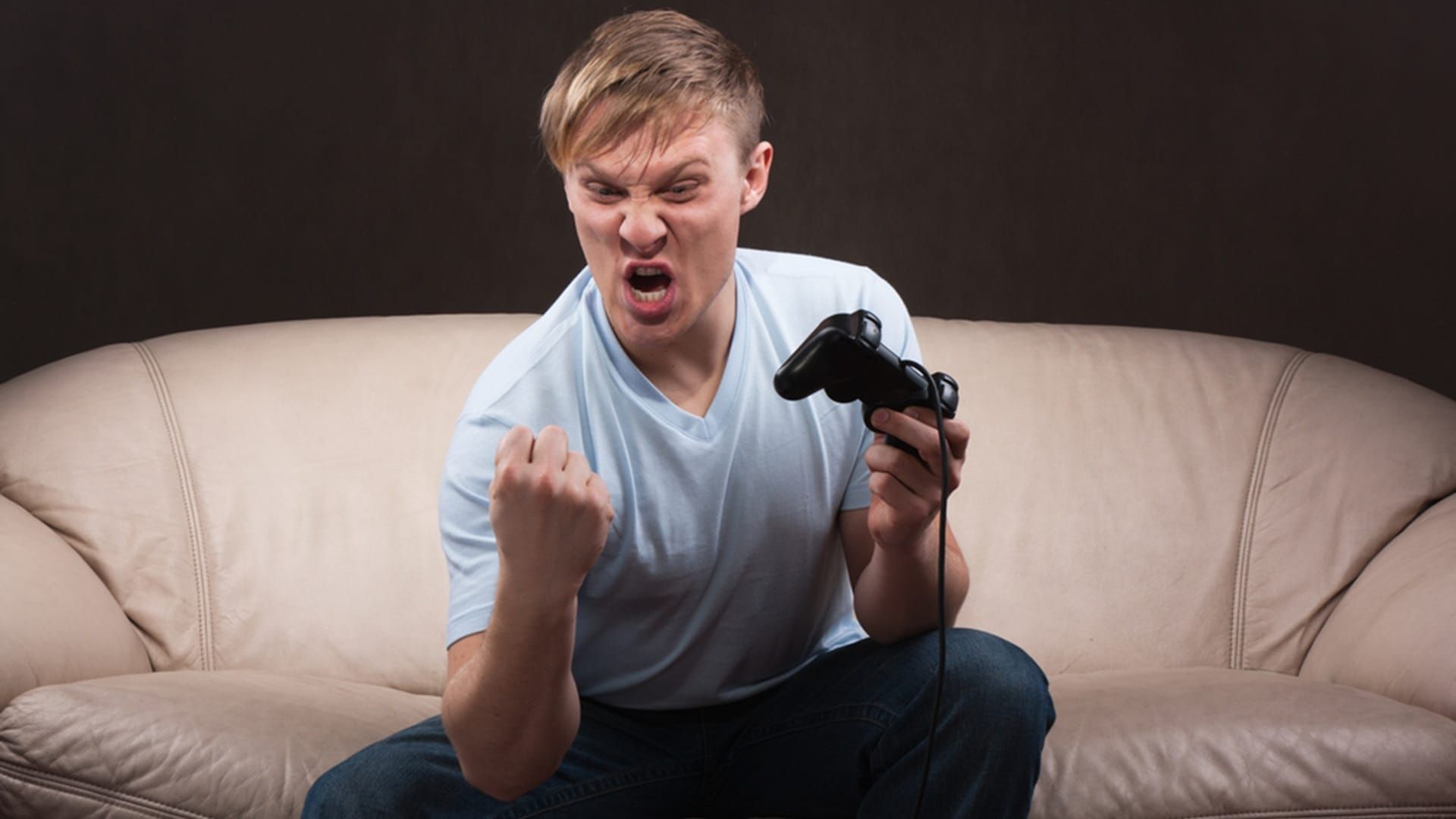 رفتار مخرب یک مرد عصبانی در حال بازی کردن