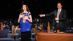 ان هتوی (Anne Hathaway) با پیراهن بسکتبال نیویورک در برنامه جیمی فالون