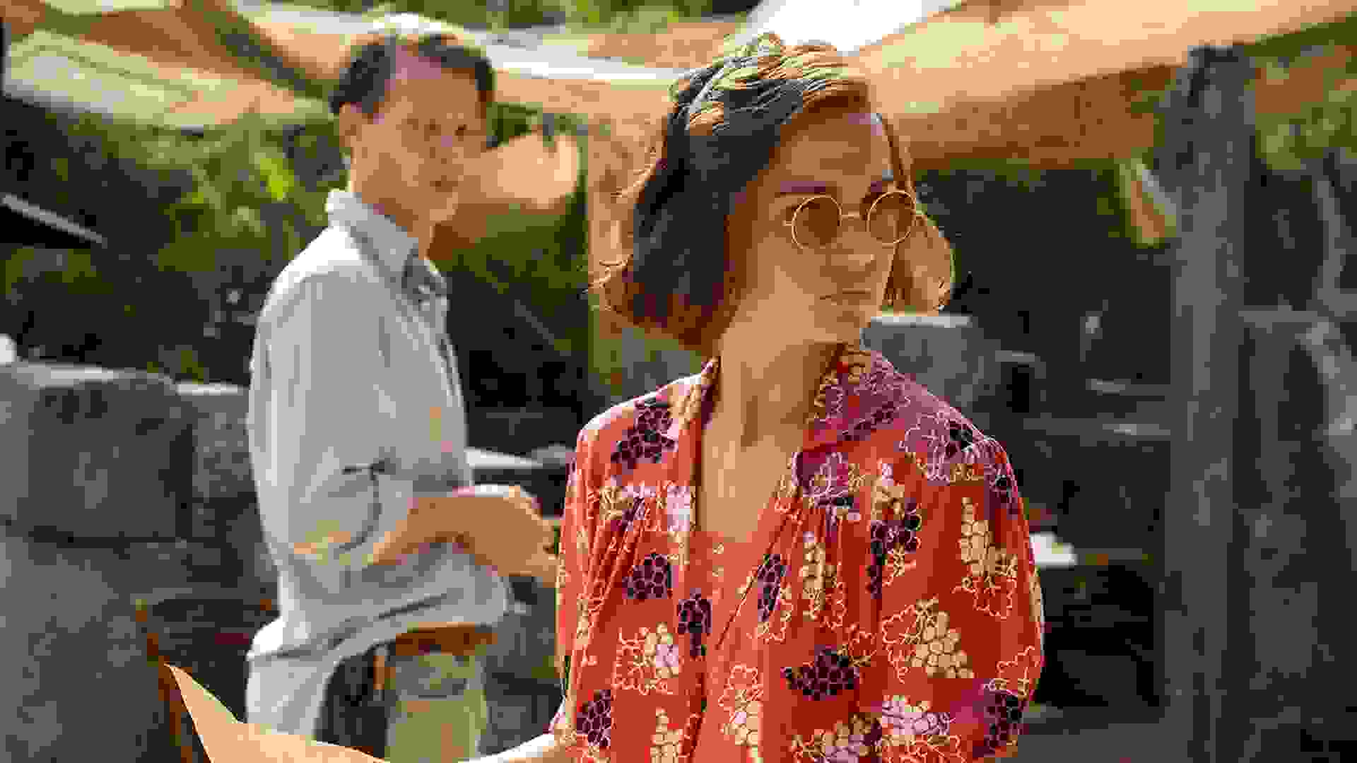 آرماس در حال نگاه کردن در فیلم Eden
