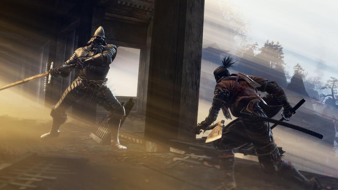 مبارزه شخصیت اصلی بازی Sekiro: Shadows Die Twice با یک دشمن زره‌پوش