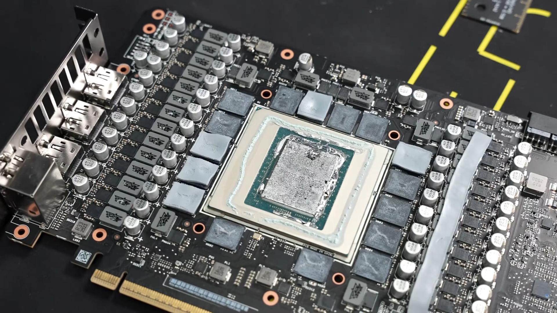 بررسی پیاده‌سازی خمیر فلزی در کارت گرافیک ROG Matrix GeForce RTX 5090 شرکت ایسوس (ASUS)