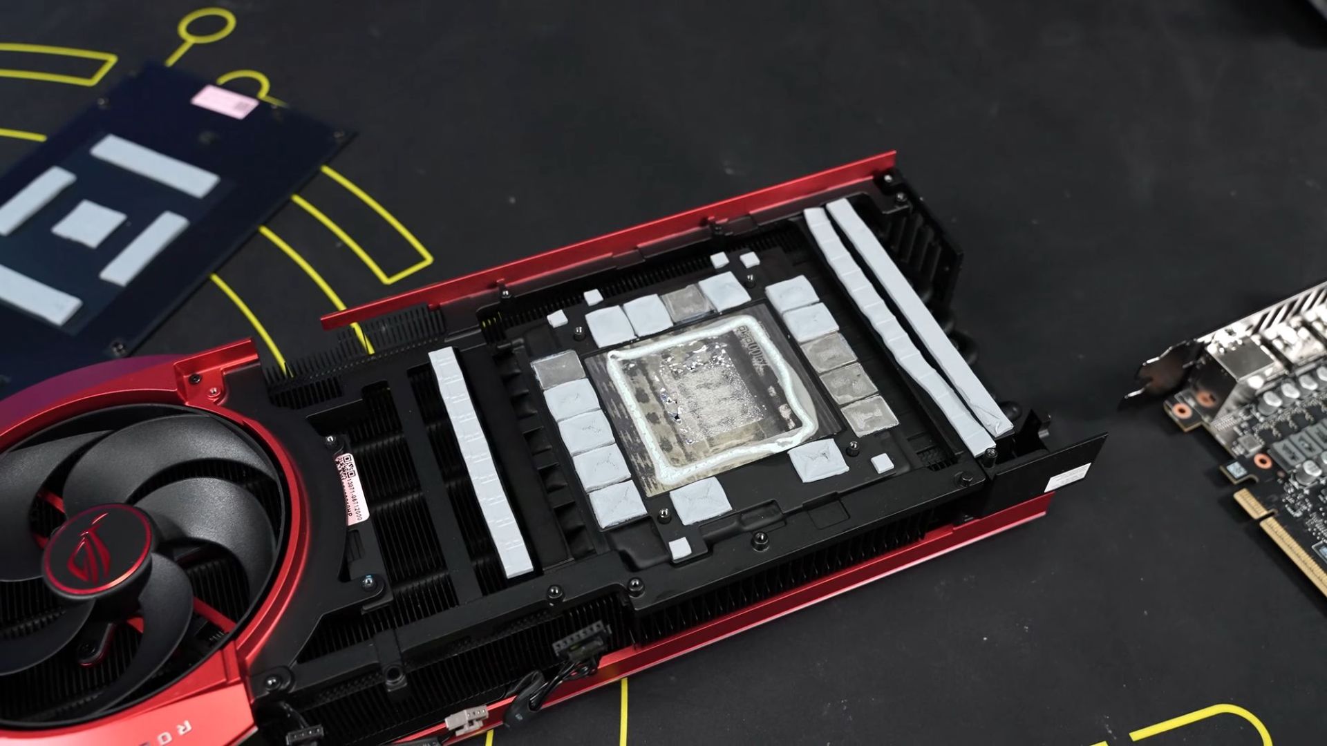 بررسی پیاده‌سازی خمیر فلزی در کارت گرافیک ROG Matrix GeForce RTX 5090 شرکت ایسوس (ASUS)