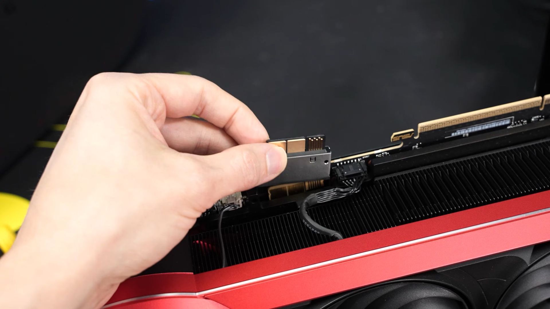 آداپتور برق ایسوس GC-HPWR در کارت گرافیک ROG Matrix GeForce RTX 5090