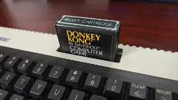 کارتریج بازی دونکی کنگ (Donkey Kong) در اسلات دستگاه آتاری 800XL