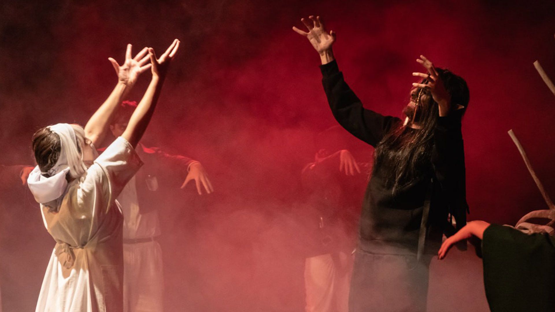 کارکترها روی صحنه در تئاتر حمله به تایتان