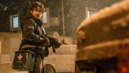 آستین ابرامز (Austin Abrams) با تفنگ و کیف کمک‌های اولیه در فیلم Resident Evil