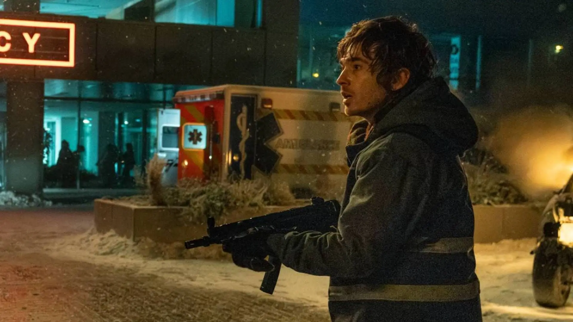 آستین اَبراهمز (Austin Abrams) در نقش برایان در فیلم Resident Evil با یک سلاح
