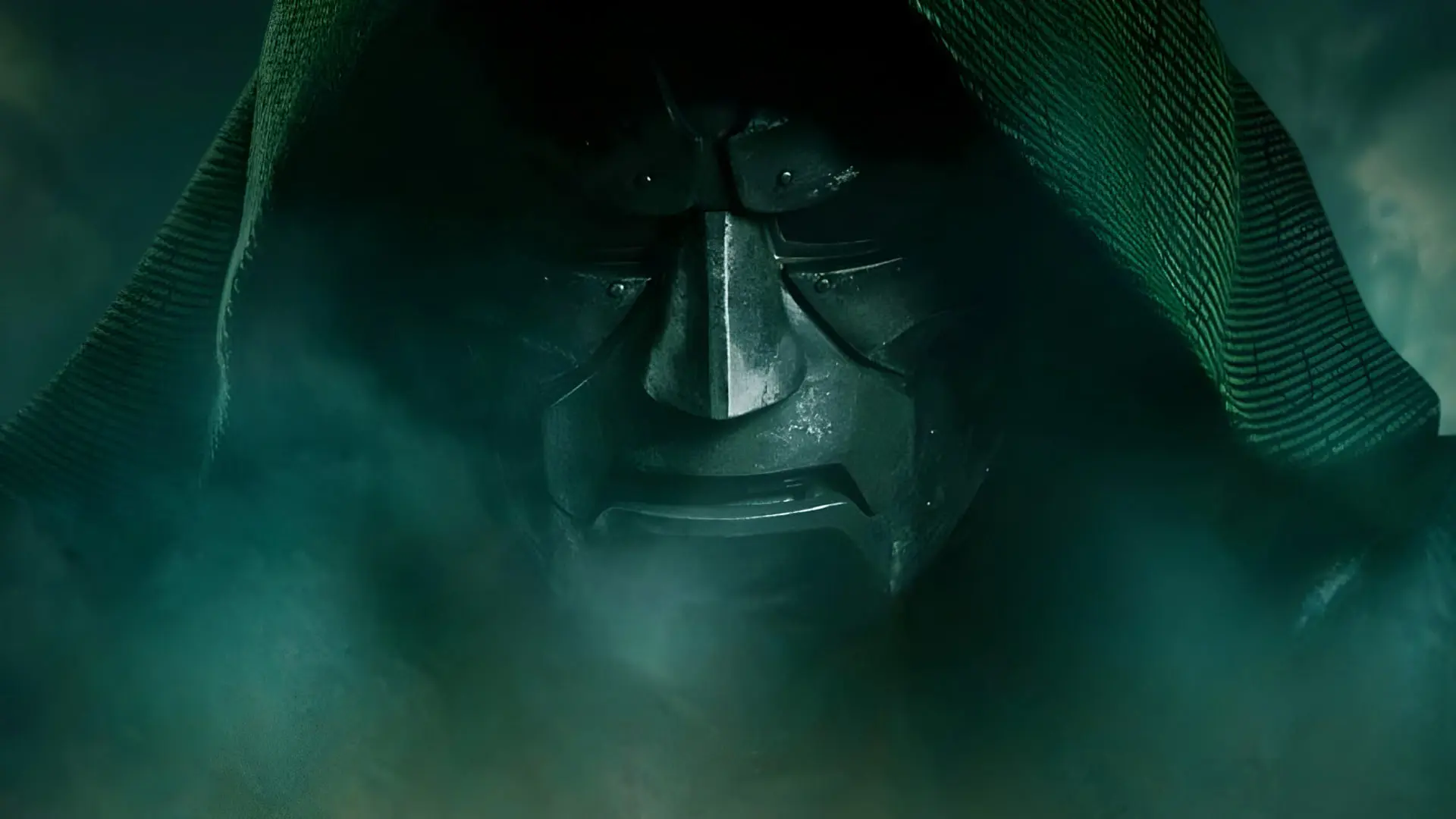 ماسک فلزی شخصیت دکتر دوم (Doctor Doom) در میان مه سبز رنگ