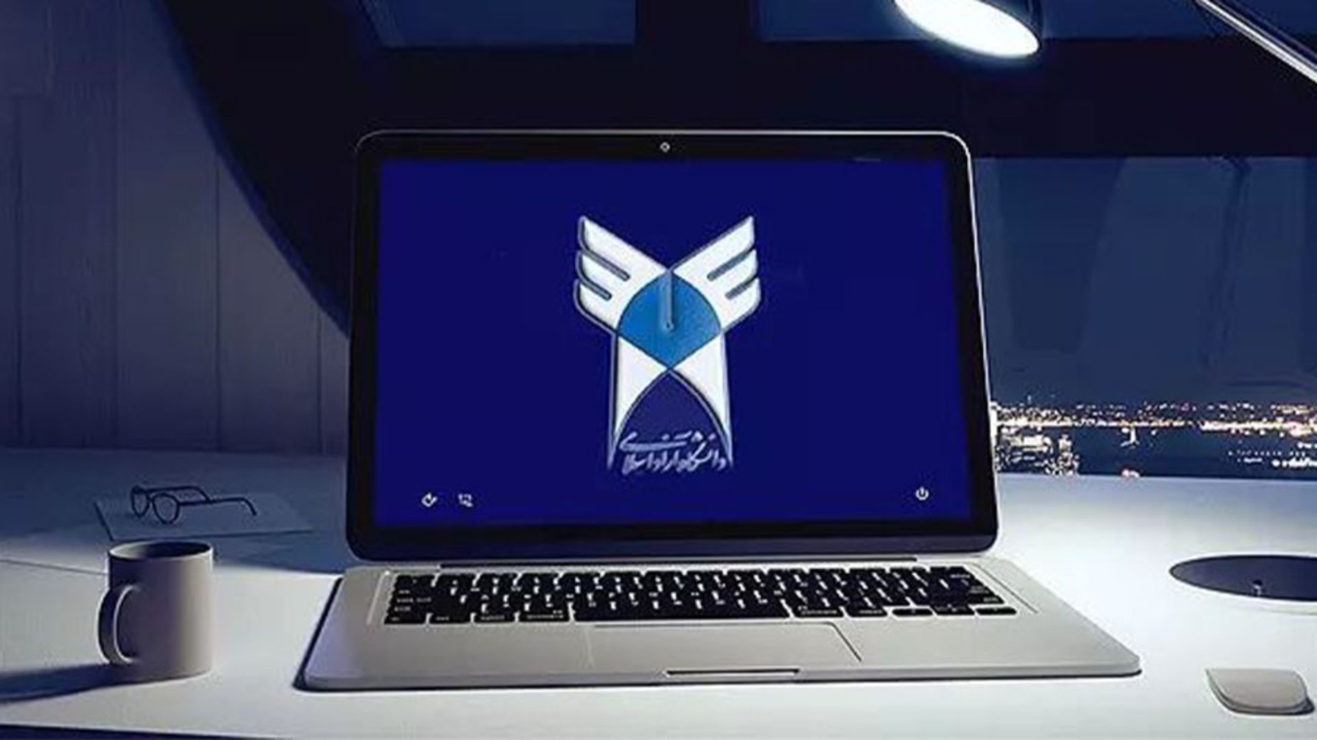 تصویر دانشگاه آزاد در لپ تاپ