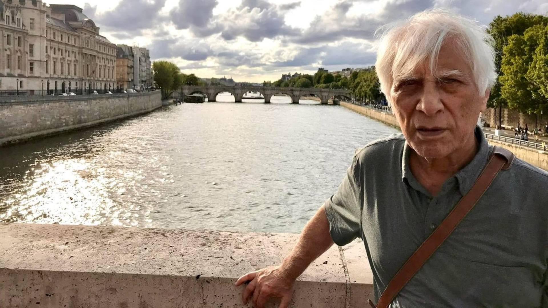 بهرام بیضایی در کنار رودخانه