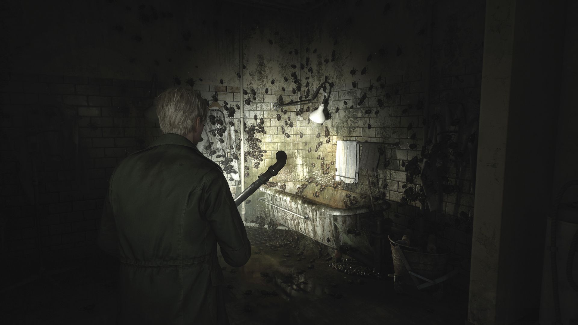 هجوم سوسک‌ها و حشرات به وان حمام در بازی Silent Hill 2