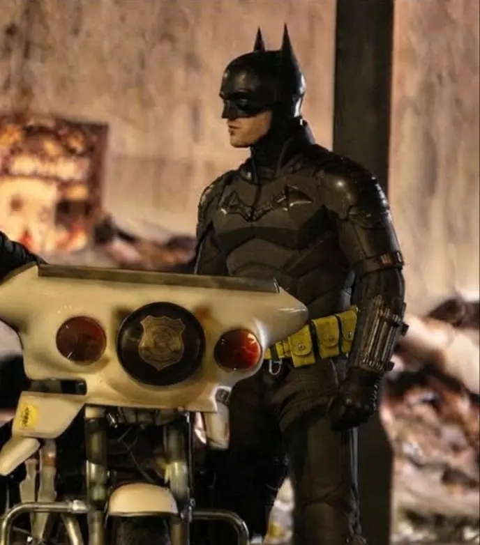 لباس بتمن (Batman) در فیلم The Batman 2 در کنار موتورسیکلت