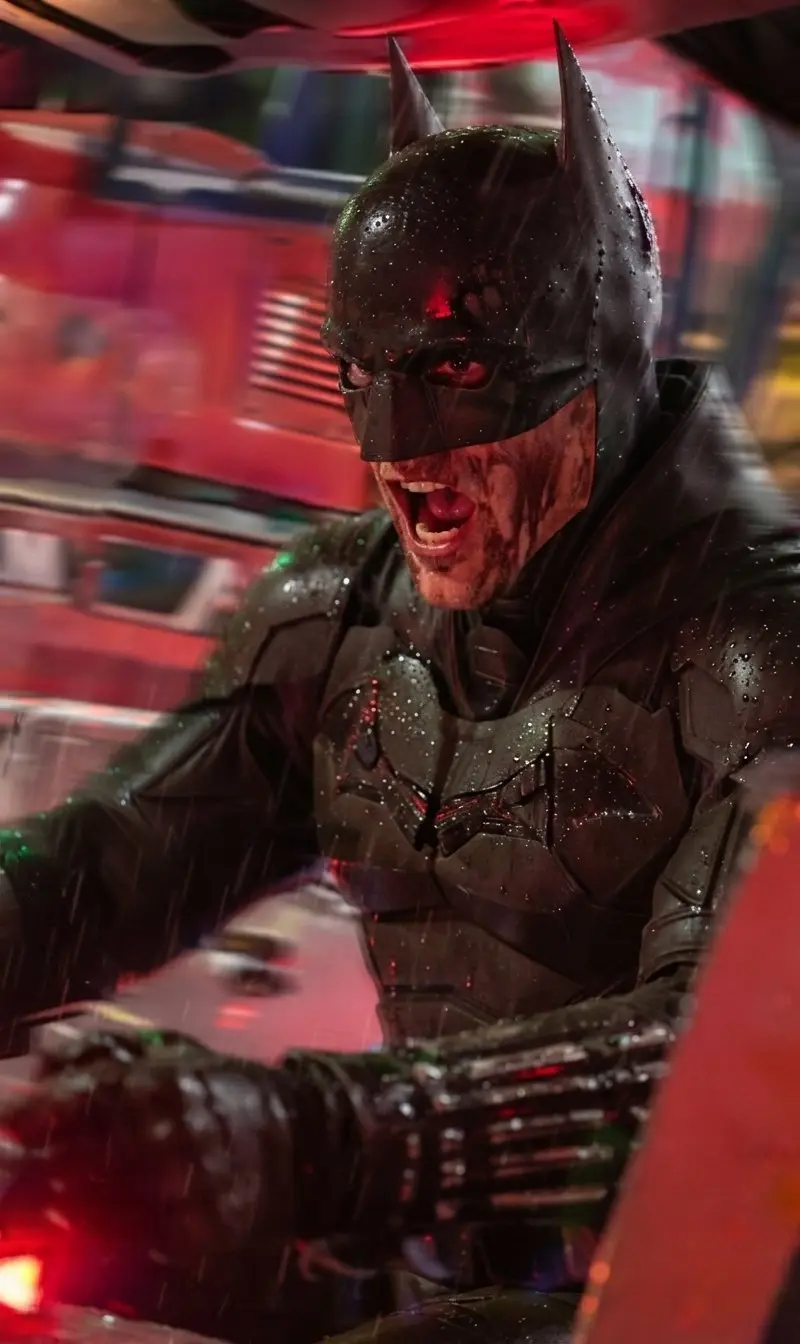 لباس بتمن (Batman) با جزئیات سیاه و خیس در شب
