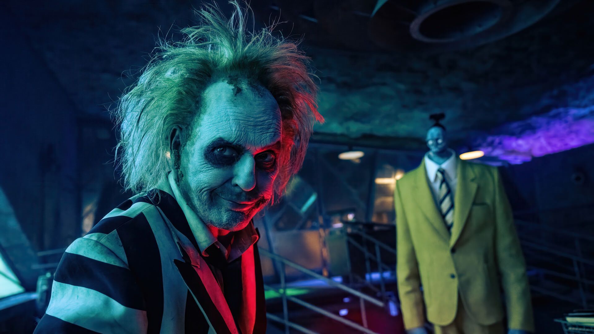 مایکل کیتون در نقش بیتل جوس به‌همراه هانتر در فیلم Beetlejuice Beetlejuice