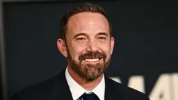 بن افلک (Ben Affleck) در مراسم رسمی با لبخند