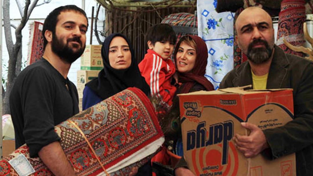 عطاران در حال اثاث‌کشی در فیلم بی خود و بی جهت