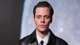 بیل اسکاشگورد (Bill Skarsgard) با کت چرمی در نمایش مد بالنسیاگا