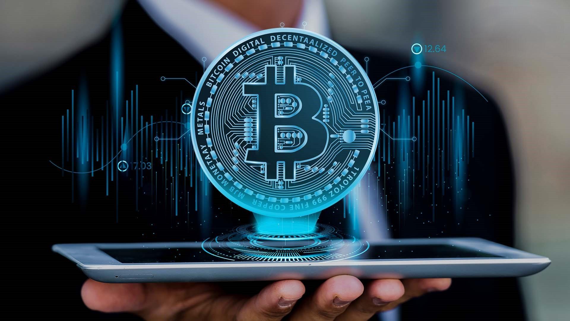 لوگو بیت کوین در دست یک شخص