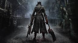 شکارچی (Hunter) در محیط تاریک و مه‌آلود بازی Bloodborne با سلاح‌های دوتایی