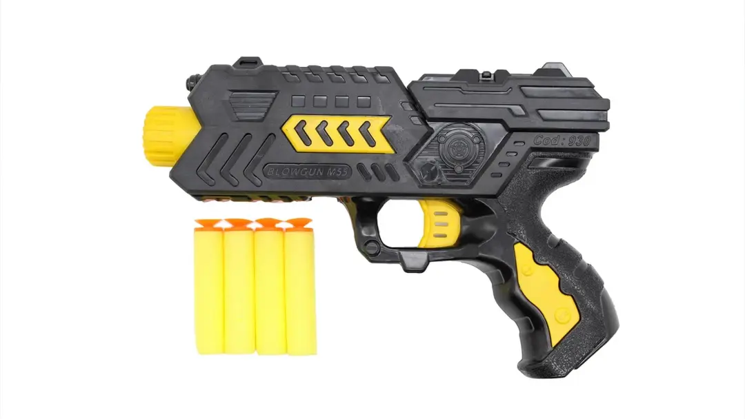 یک تفنگ اسباب‌بازی پلاستیکی مدل Blowgun M55 با رنگ‌های زرد و مشکی و چهار گلوله پلاستیکی زرد در کنار آن.