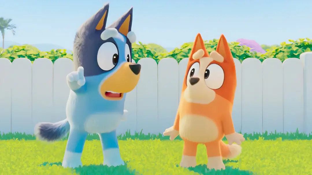 شخصیت‌های انیمیشن بلوئی (Bluey) در حیاط با حصار سفید