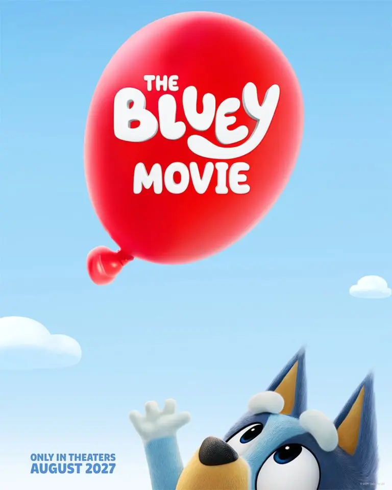شخصیت انیمیشنی بلوئی (Bluey) در کنار یک بادکنک قرمز بزرگ