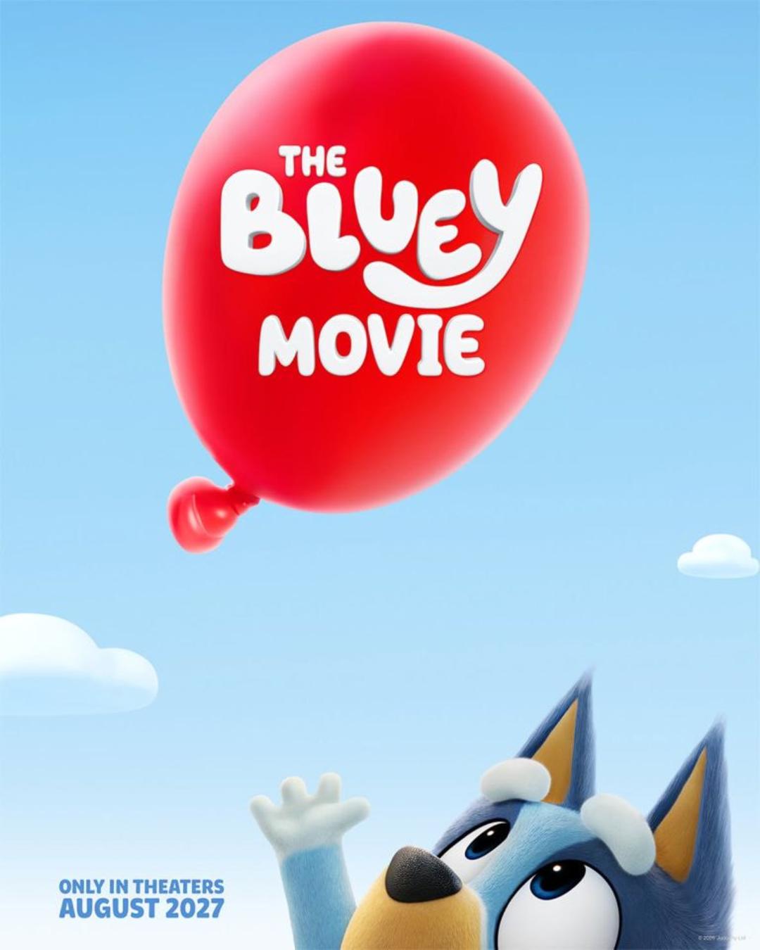 شخصیت انیمیشنی بلوئی (Bluey) در کنار یک بادکنک قرمز بزرگ
