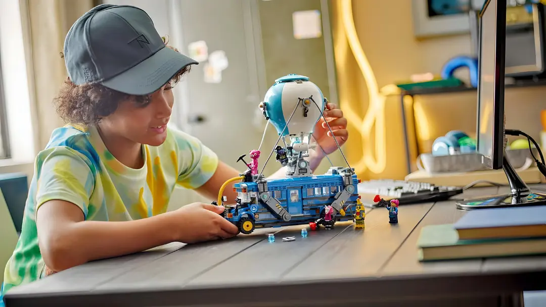 لگو (LEGO) با موضوع بالن و اتوبوس در حال بازی روی میز