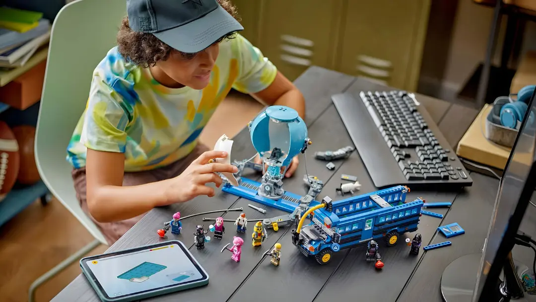 لگو (LEGO) شهر با مجموعه اتوبوس و بالن هوایی روی میز