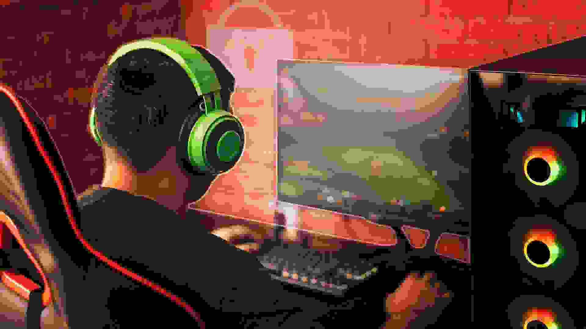 یک پسر در حال تجربه بازی آنلاین پشت سیستم کامپیوتر