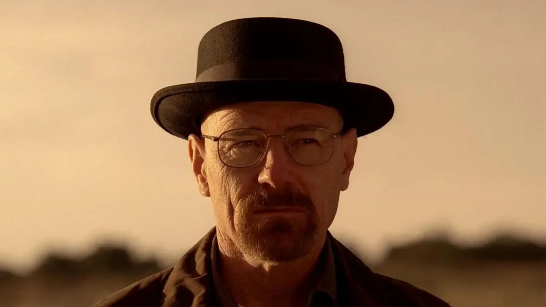 کرانستون در حال نگاه کردن در سریال Breaking Bad