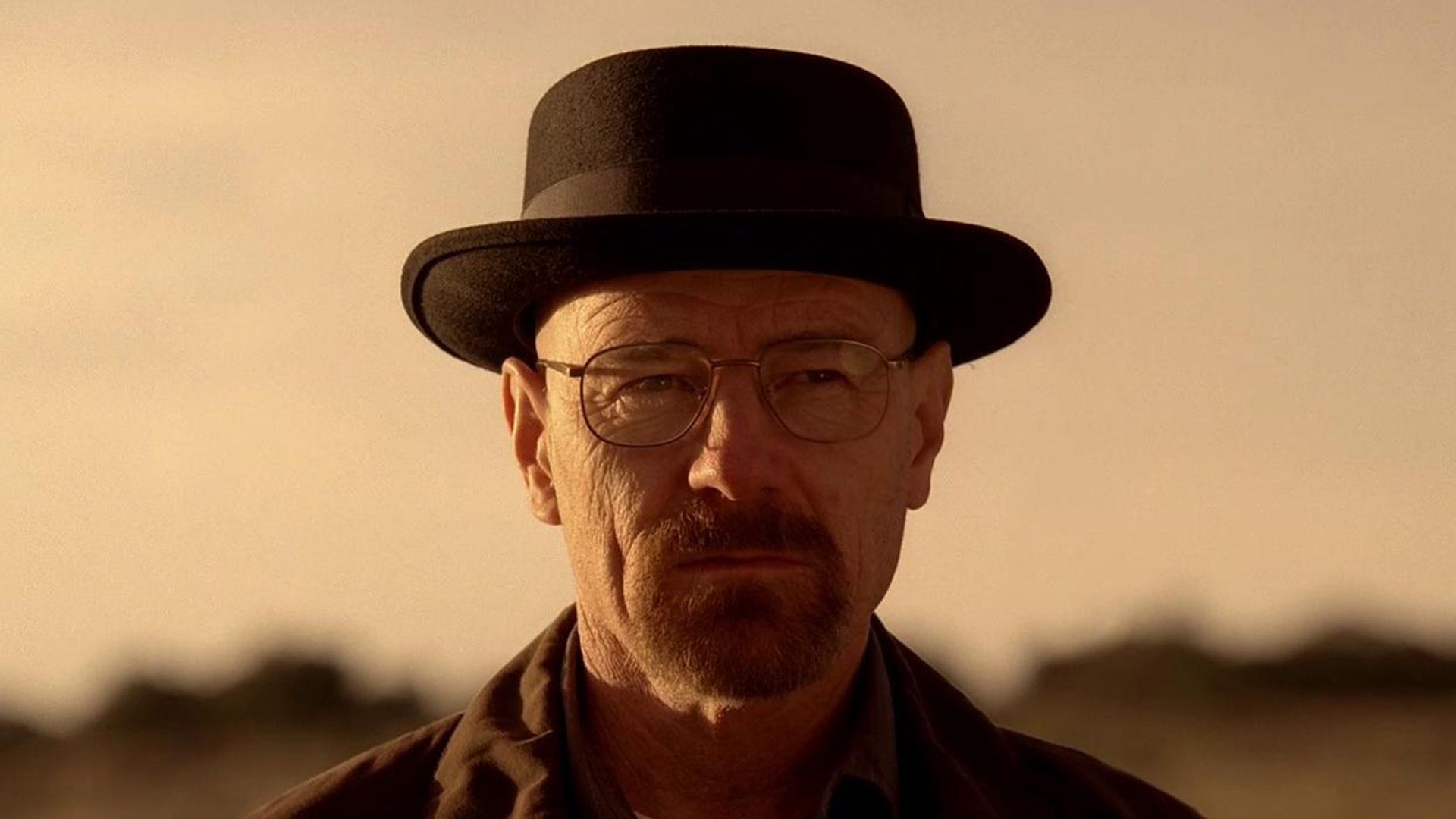 کرانستون در حال نگاه کردن در سریال Breaking Bad