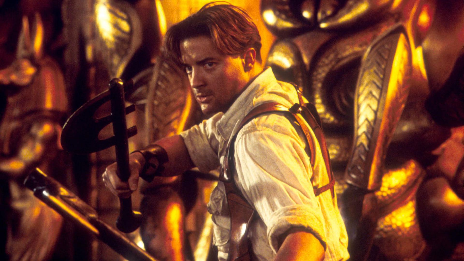 برندن فریزر (Brendan Fraser) در صحنه فیلم مومیایی با ابزار قدیمی