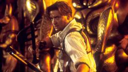 برندن فریزر (Brendan Fraser) در صحنه فیلم مومیایی با ابزار قدیمی