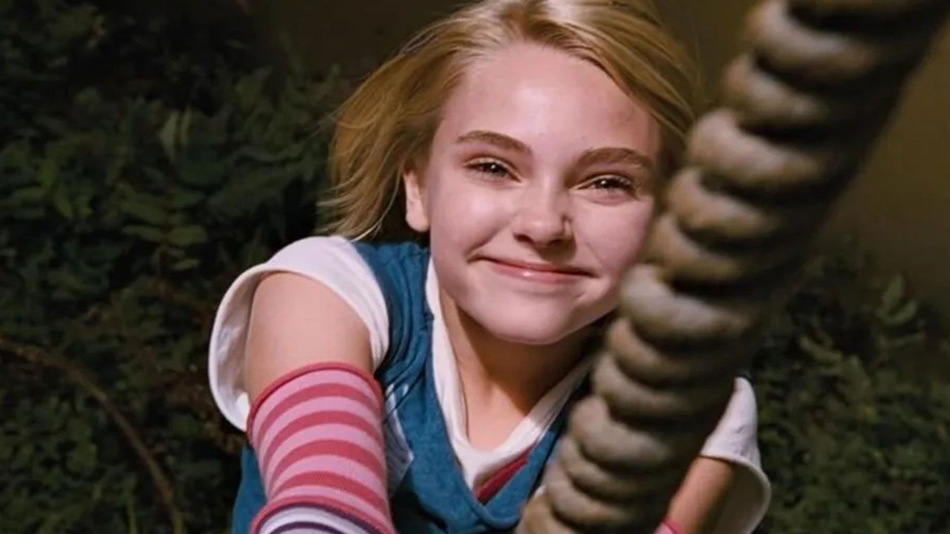 میا در حال بالا آمدن در فلم Bridge to Terabithia