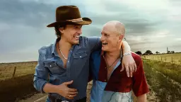 دو بازیگر سریال Brothers (Brothers) در یک فضای باز روستایی