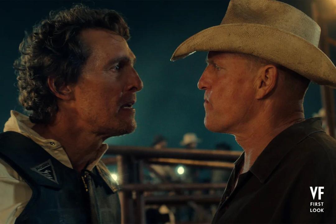 متیو مک‌کانهی (Matthew McConaughey) در مقابل مردی با کلاه گاوی ایستاده است