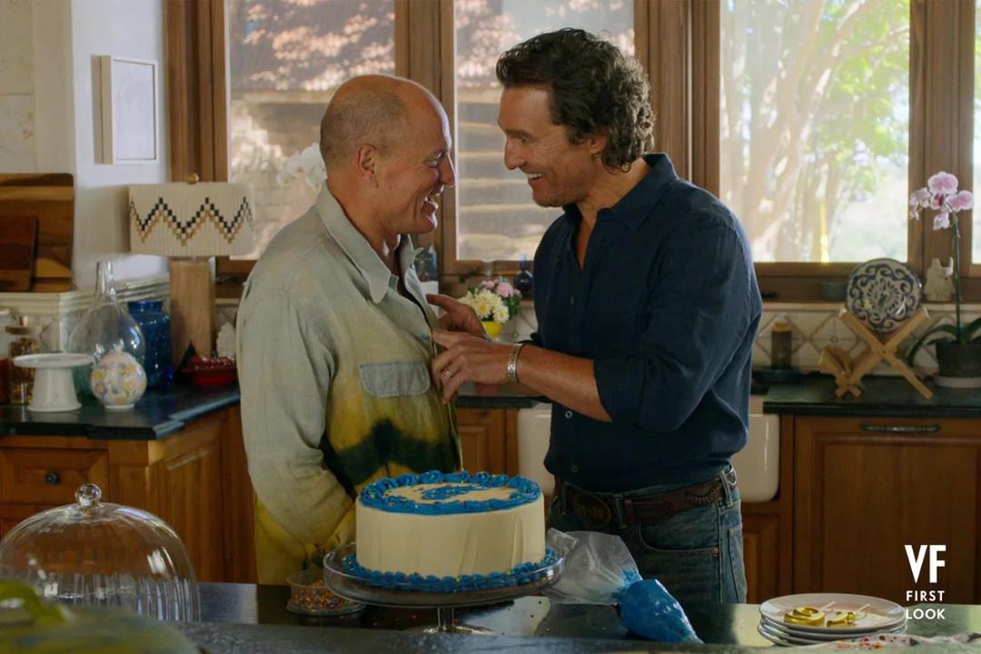 متیو مک‌کانهی (Matthew McConaughey) و بازیگر مقابل در آشپزخانه با کیک جشن