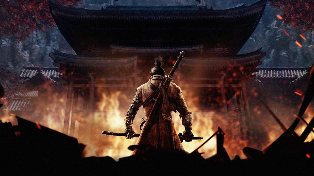 شخصیت اصلی بازی Sekiro: Shadows Die Twice در حال تماشای عمارت آتش‌گرفته
