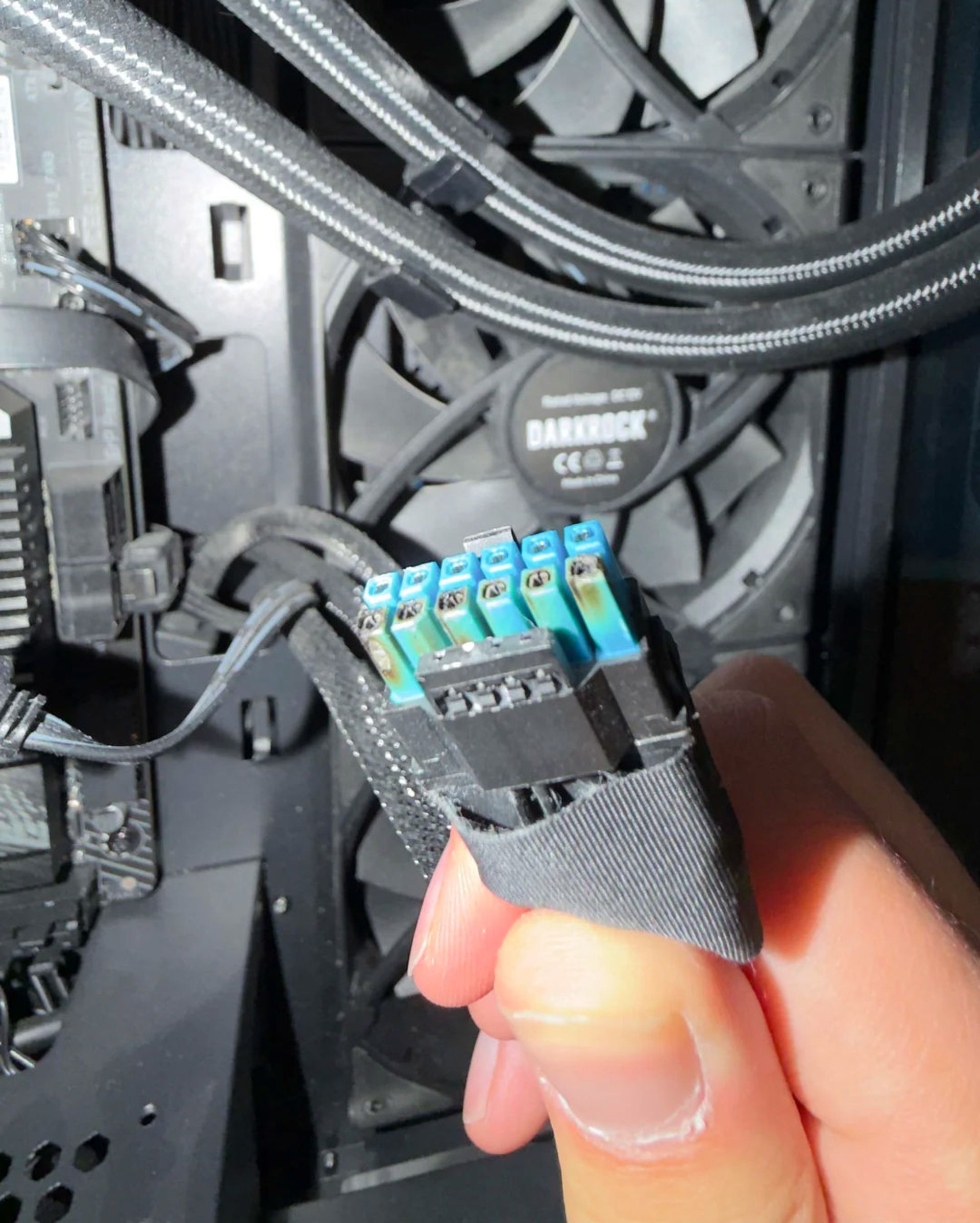 سوختگی کانکتور ۱۶ پین در کارت‌های NITRO+ 9070 شرکت Sapphire