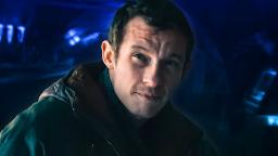 کالوم ترنر (Callum Turner) در صحنه‌ای از سریال سایبرپانکی Neuromancer