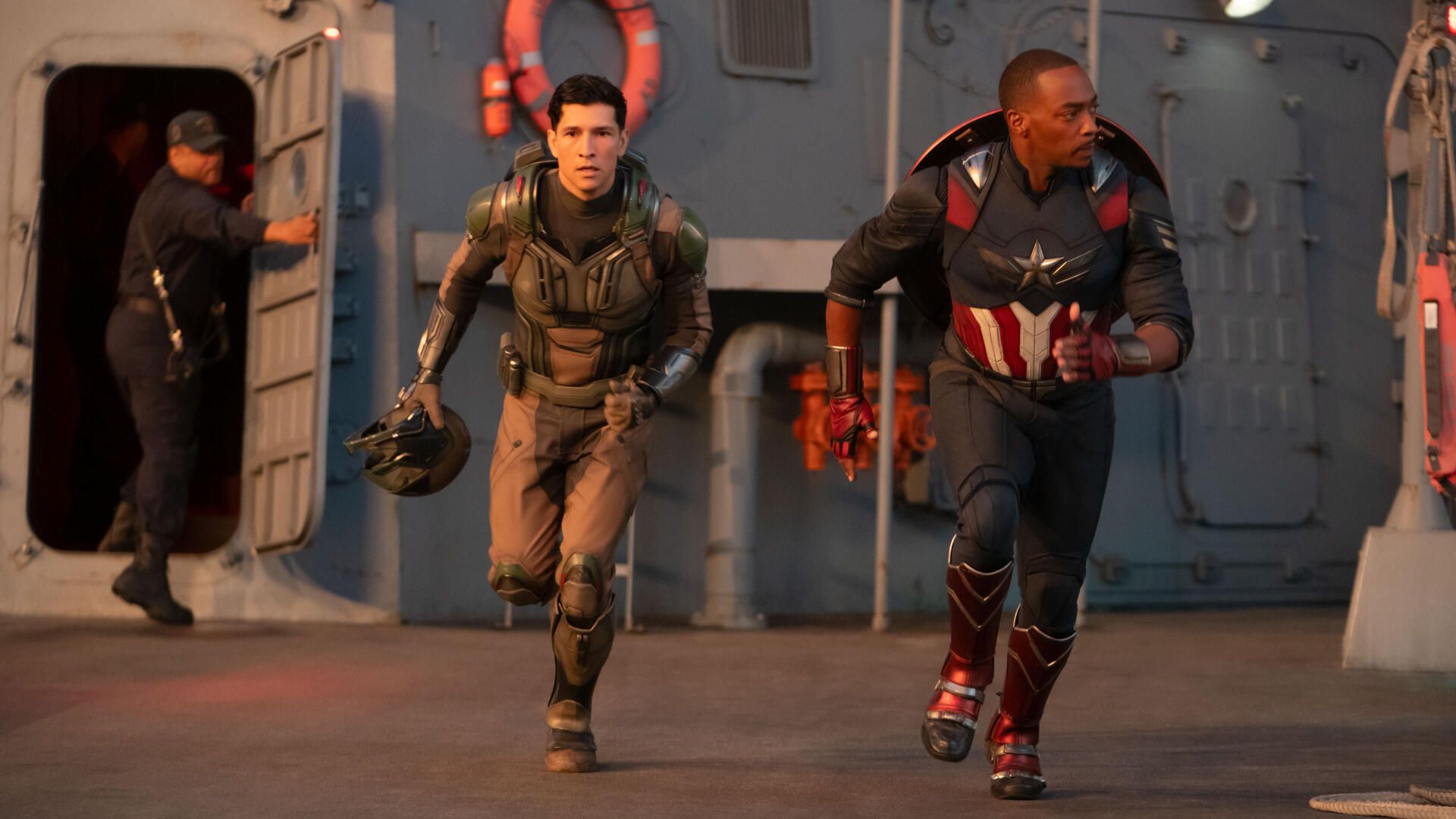 دویدن کاپیتان آمریکا و فالکون روی ناو هواپیمابر در فیلم Captain America Brave New World