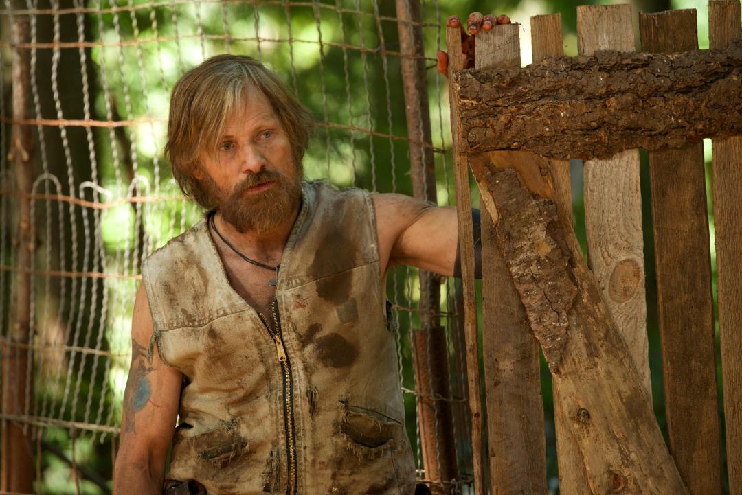ویگو مورتنسن در حال نگاه کردن در فیلم Captain Fantastic