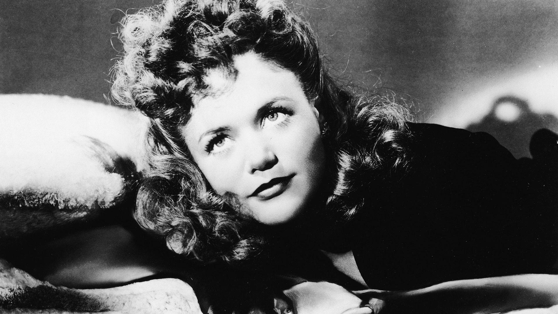 سیمون در حال نگاه کردن در فیلم Cat People