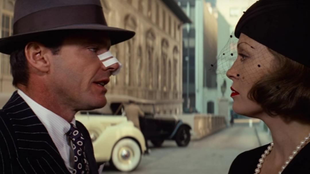 جک نیکلسون در حال صحبت کردن در فیلم  Chinatown