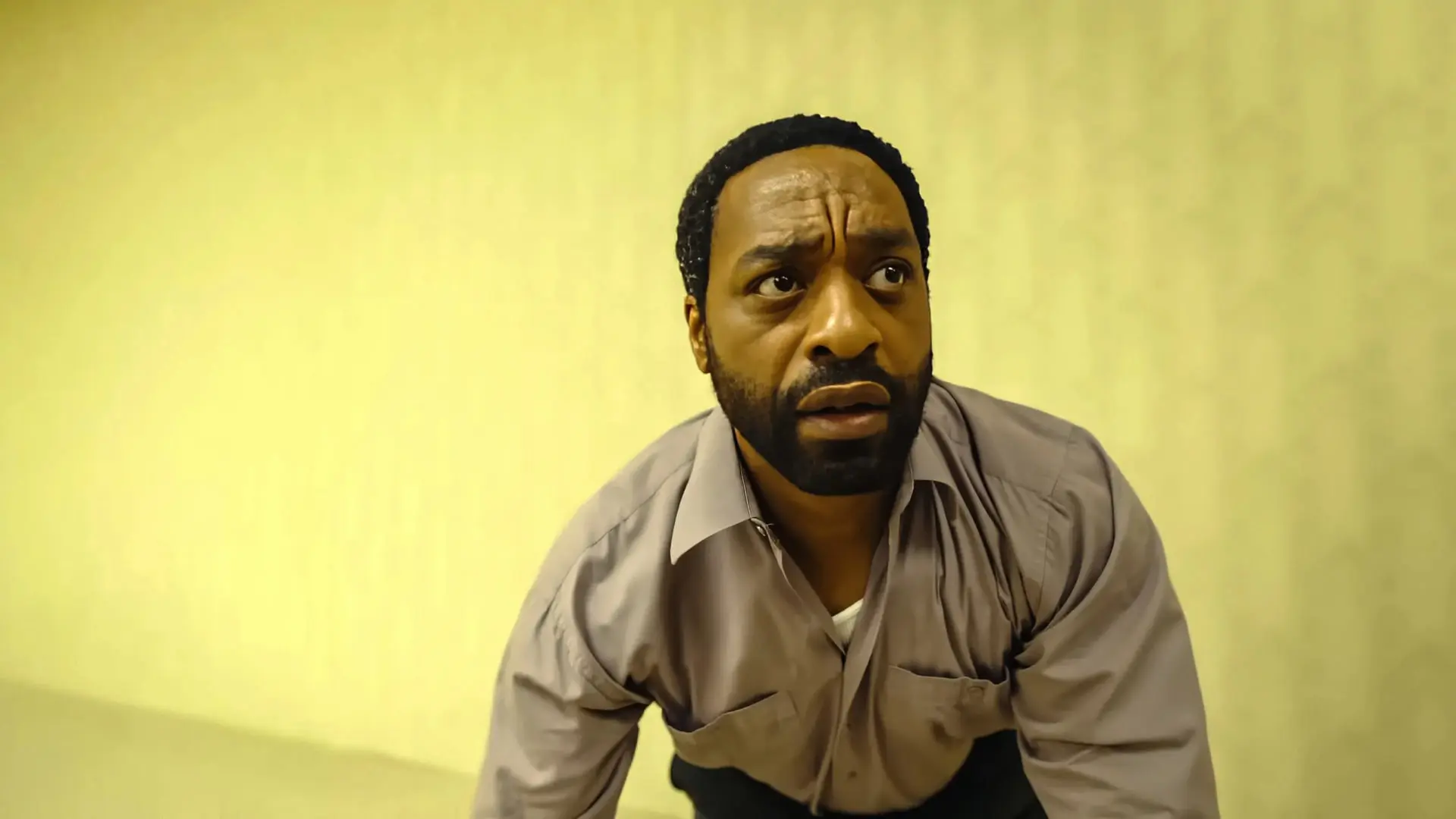 چیویتل اجیوفور (Chiwetel Ejiofor) در صحنه‌ای از فیلم بک‌رومز (Backrooms)