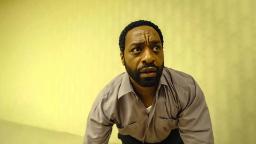 چیویتل اجیوفور (Chiwetel Ejiofor) در صحنه‌ای از فیلم بک‌رومز (Backrooms)
