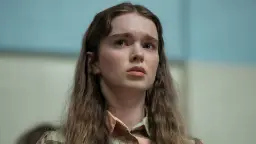 چهره بازیگر سریال کری (Carrie) با نگاهی متعجب و پریشان